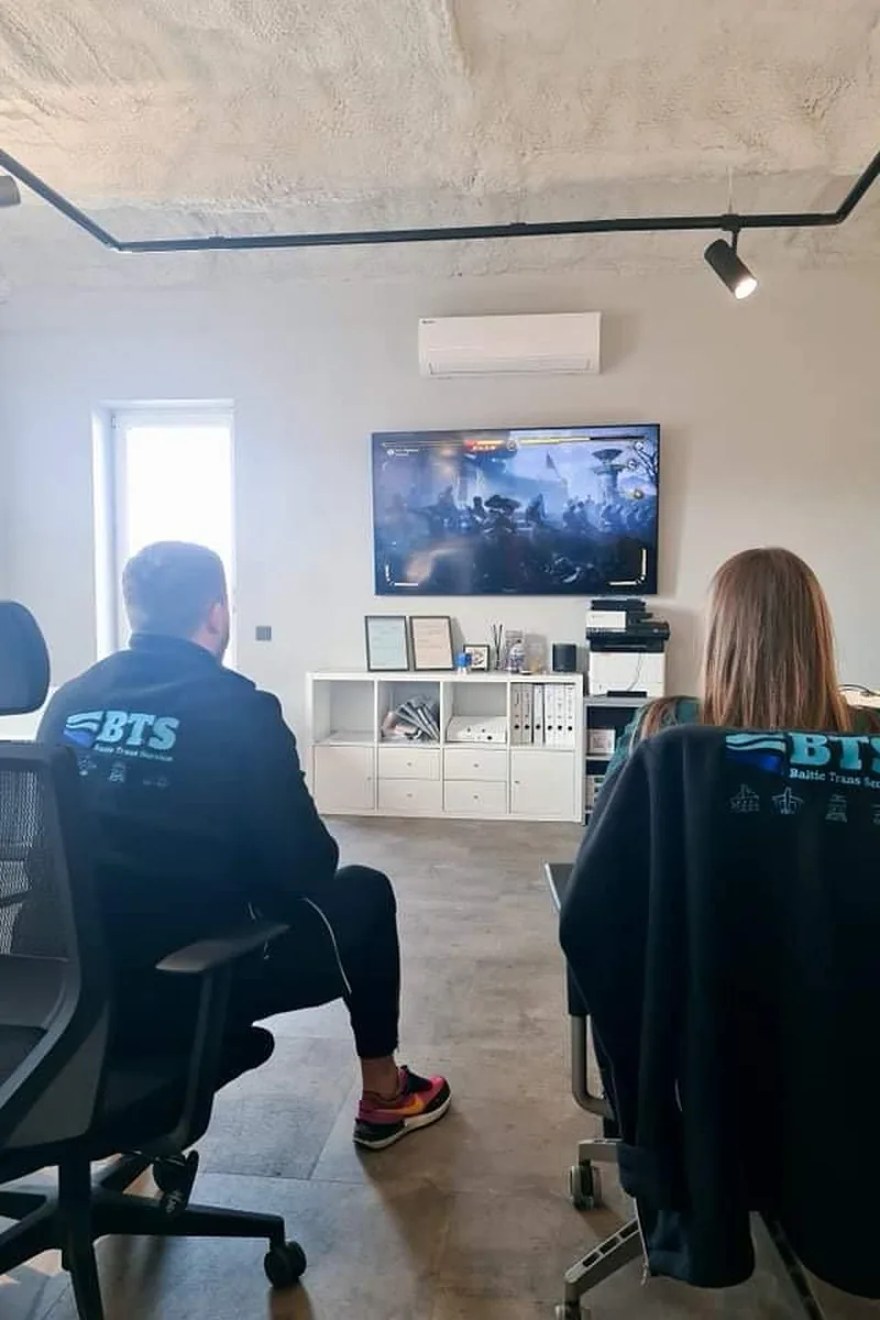 BTS komanda biure