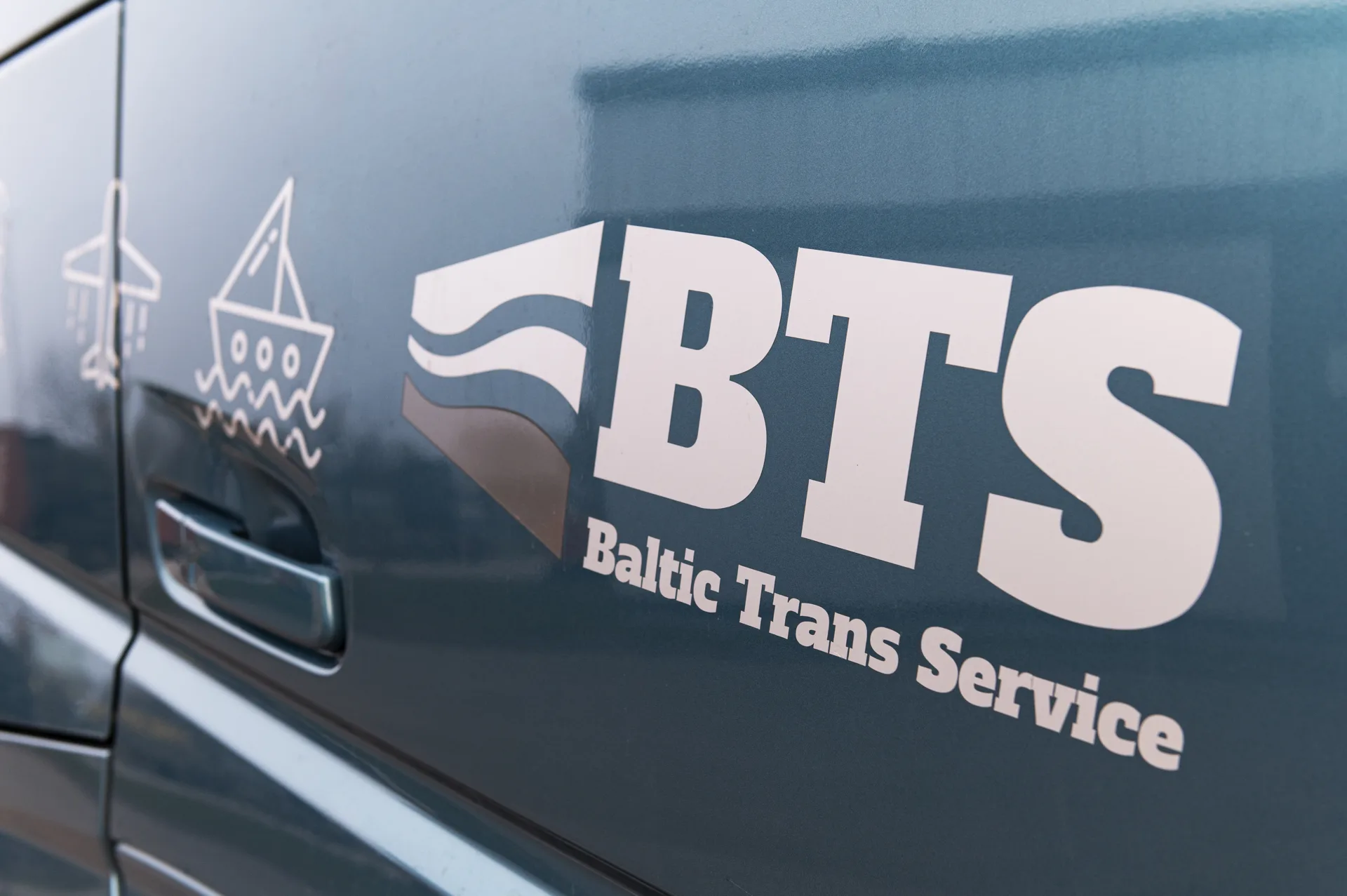 BTS logotipas ant vilkiko durų