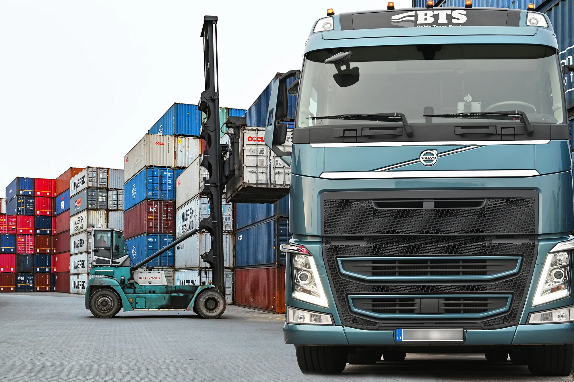 BTS vilkikas konteinerių terminale
