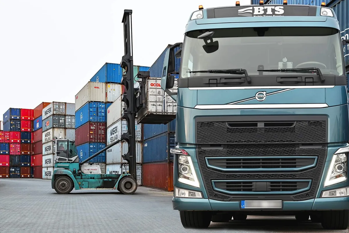 BTS Volvo vilkikas konteinerių terminale
