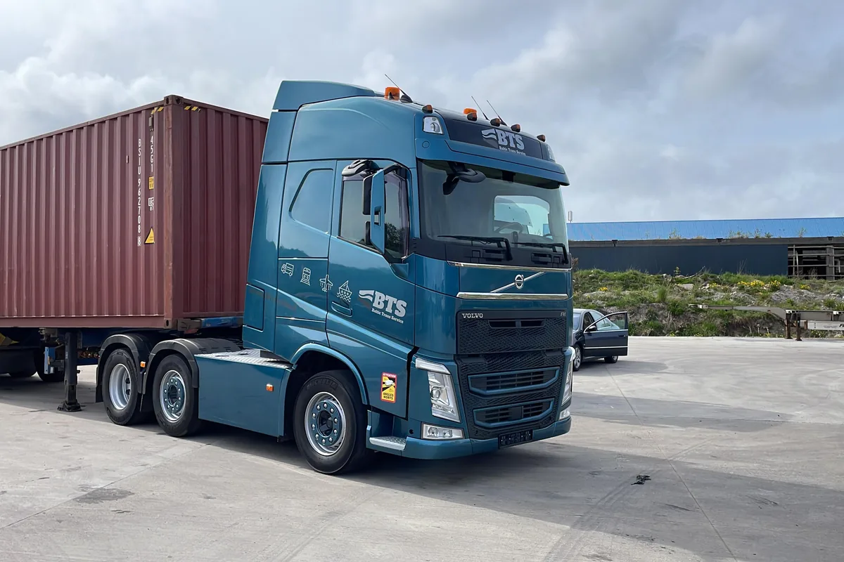 BTS Volvo vilkikas su konteineriu